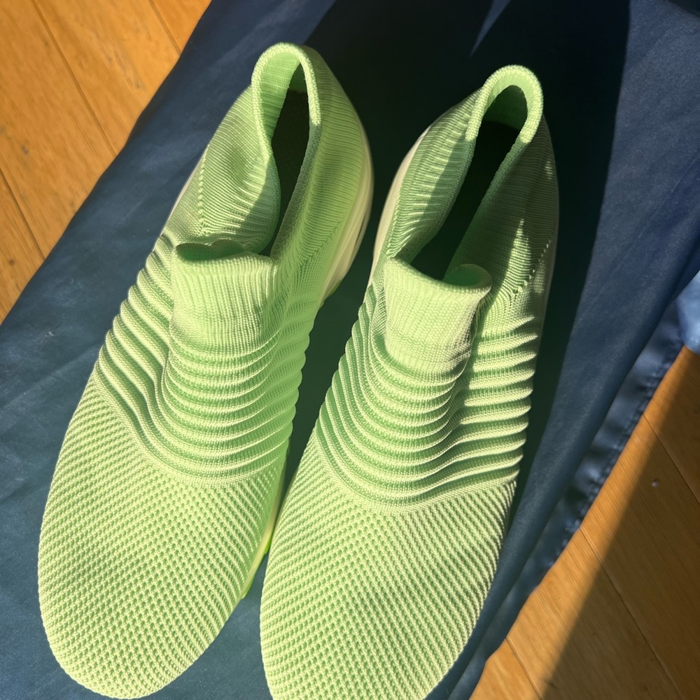 Stylish booty tennis shoe. Size 10. Great condition!